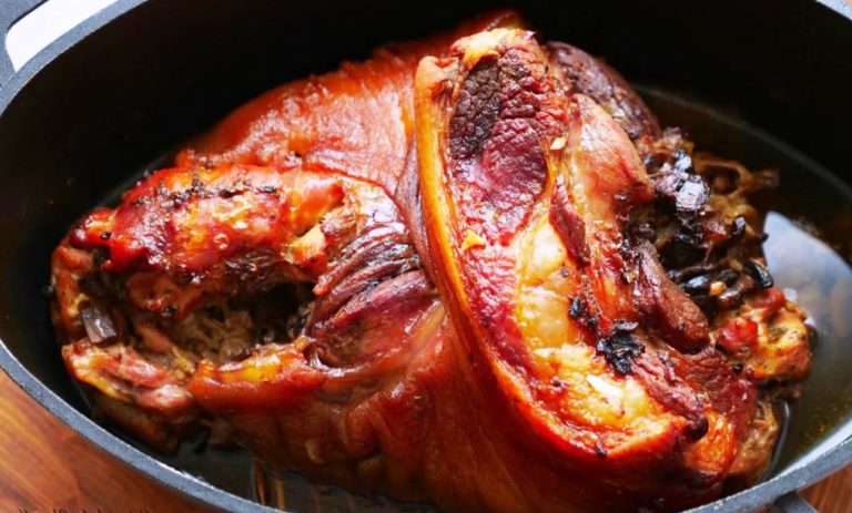 Свиная рулька на Новый год. Мясо можно есть губами