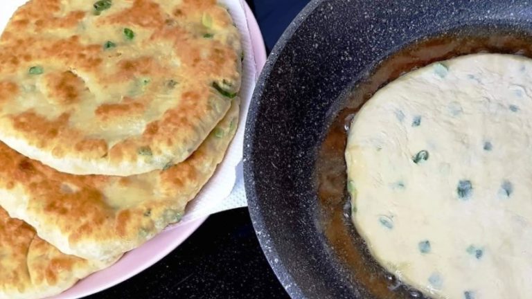 В холодильнике минимум продуктов. Готовим вкусные лепешки с зеленью на кефире