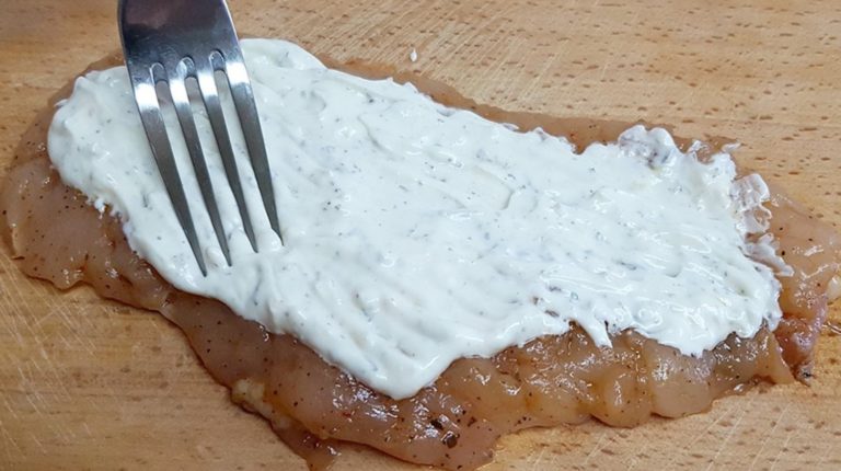 Вкуснейшие рулеты из курицы. На филе выкладываю начинку и запекаю в духовке