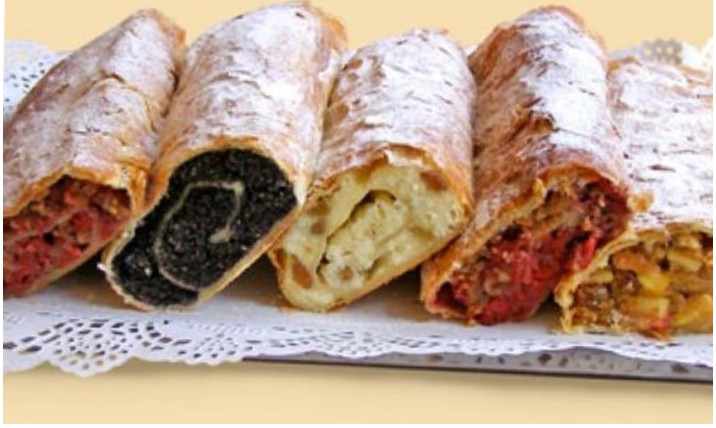 Венский штрудель с яблоками, маком, щавелем и бананами