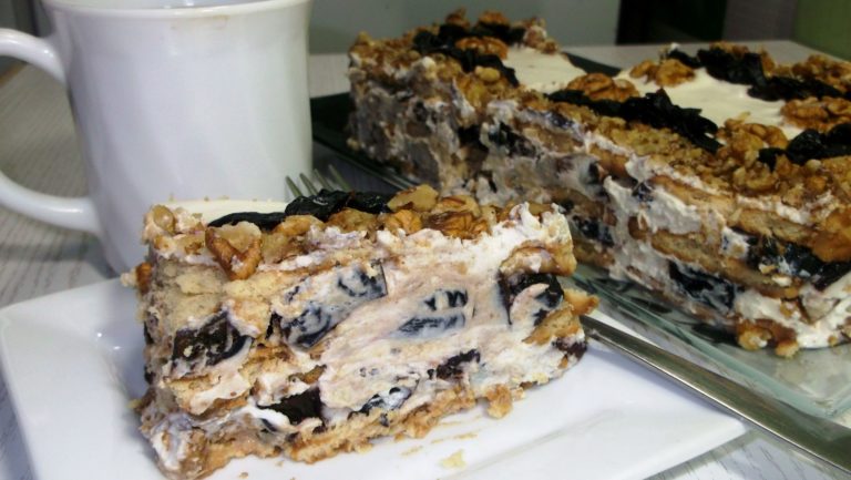 Изысканный торт без выпечки с черносливом и орехами