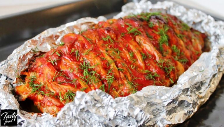 Мясо, запеченное в духовке с помидорами и грибами