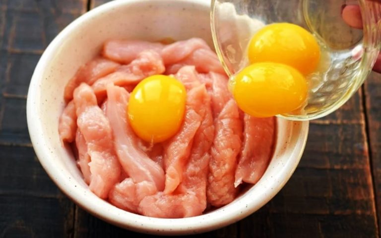 Просто залейте яйцами куриную грудку. Будет вкусно и очень нежно