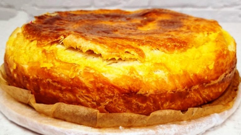 Такой шикарный пирог никогда не надоест. Очень вкусный, соленый, с нежным кремом
