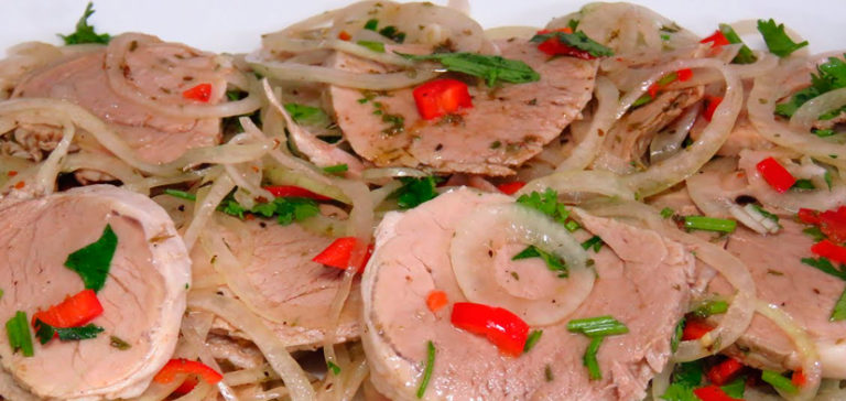 Сочная мясная закуска с маринованным луком