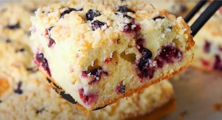 Пышный и ароматный десерт для семьи. Пирог с ягодами