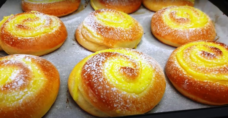 Мягкие и пышные плюшки готовятся из простых продуктов