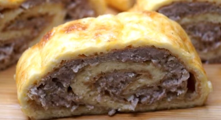 Мясной рулет в сырном тесте: нереальная вкуснятина из фарша