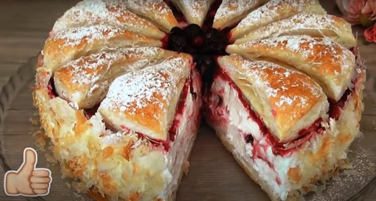 Торт из слоеного теста со свежими ягодами и взбитыми сливками