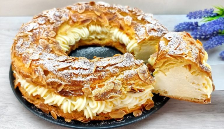 Торт из заварного теста с нежным кремом, миндальной посыпкой