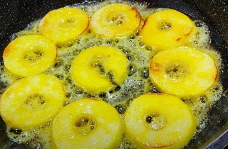 Яблочные дольки в нежном и пышном тесте с творогом
