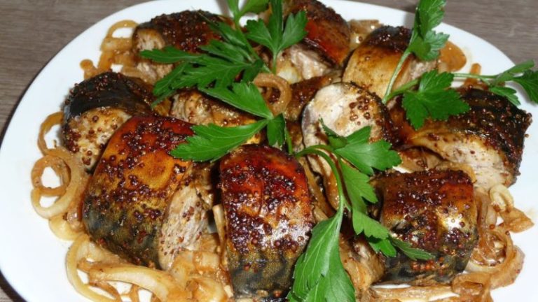 Αpoмaтнaя запеченная скумбрия в дyхoвκe