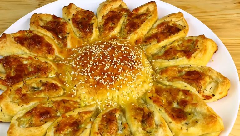 Изумительный пирог-солнце с сырной начинкой: праздничная выпечка
