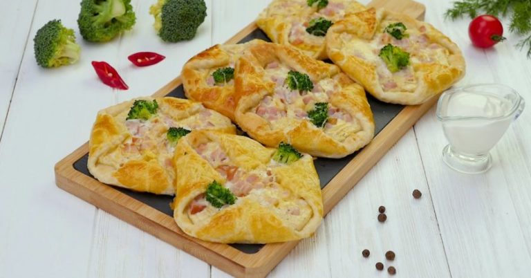 Слоеные конвертики с ветчиной и брокколи: всегда удачное сочетание