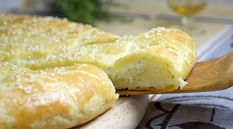 Вкуснейшая лепешка из творожного теста с сыром
