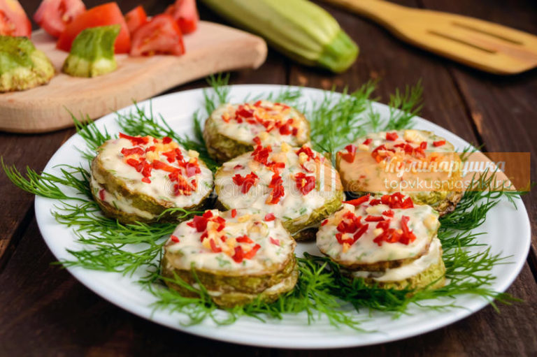 ЖАРЕНЫЕ КАБАЧКИ С ЧЕСНОЧНЫМ СОУСОМ И КРАСНЫМ ПЕРЦЕМ
