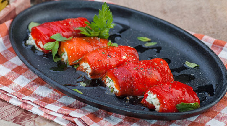 Невероятно вкусные рулетики из печеного перца
