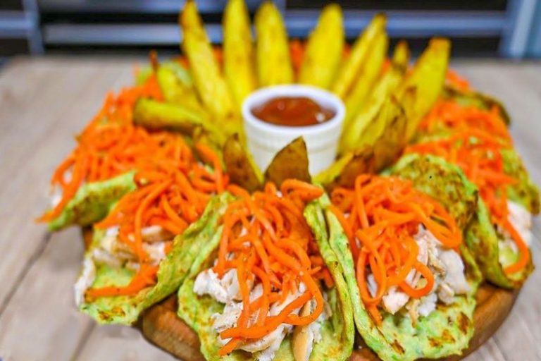 Оригинальная закуска из кабачков и курицы с корейской морковью