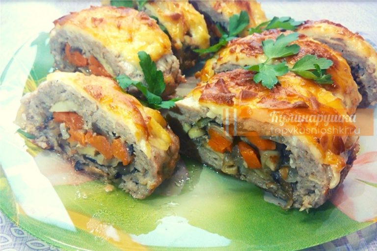 Невероятно вкусный мясной рулет с грибами и сыром