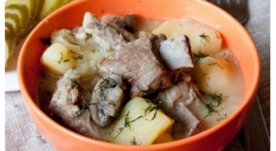 Тушеные свиные ребрышки с картофелем и грибами