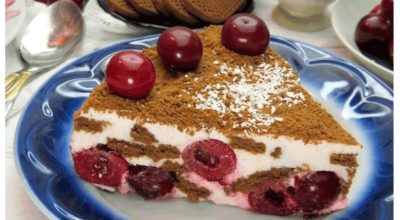 Творожно-йогуртовый торт с вишней и печеньем без выпечки