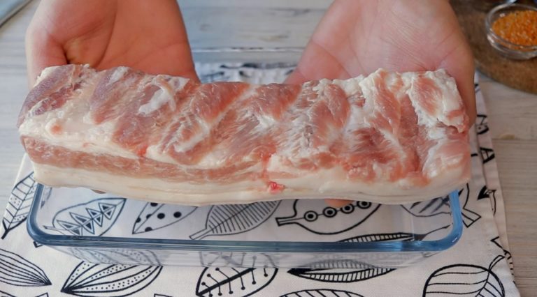 Забил весь морозильник свиной грудинкой, теперь готовлю каждый день: вкусное сало, которое пользовалось популярностью в 90-х