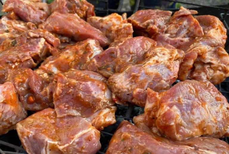 Рецепт маринада, который жесткое мясо делает мягким и сочным