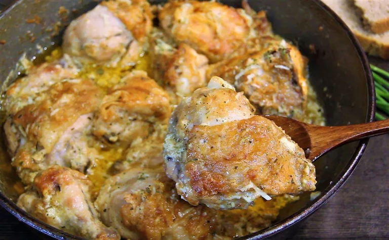Курица в молочном соусе с чесноком на сковороде
