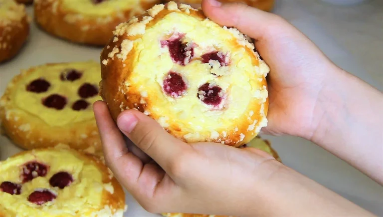 Мягкие, воздушные, вкусные творожные ватрушки с ягодами и штрейзельной крошкой