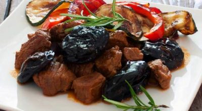 Мясо с черносливом: 4 варианта приготовления