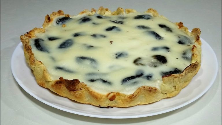 Сказочный пирог с черносливом и сметаной