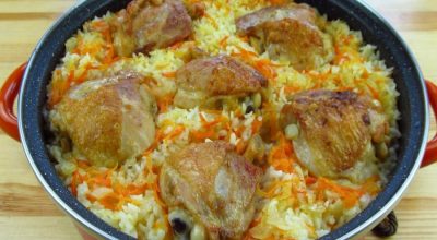 Рассыпчатый и сочный рис с курицей в духовке