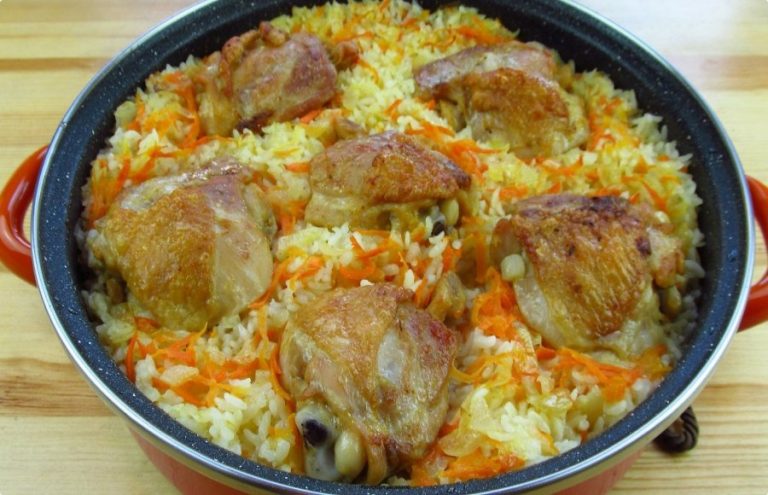 Рассыпчатый и сочный рис с курицей в духовке