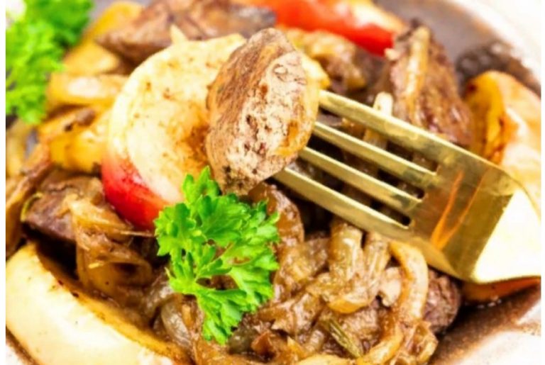 Вкусная печень с яблоками и луком