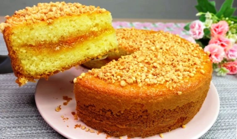 Воздушный пирог с вареньем. Очень вкусно