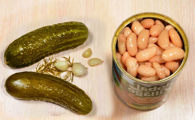 Беру банку фасоли и соленые огурцы. Вкусный салат из простых продуктов