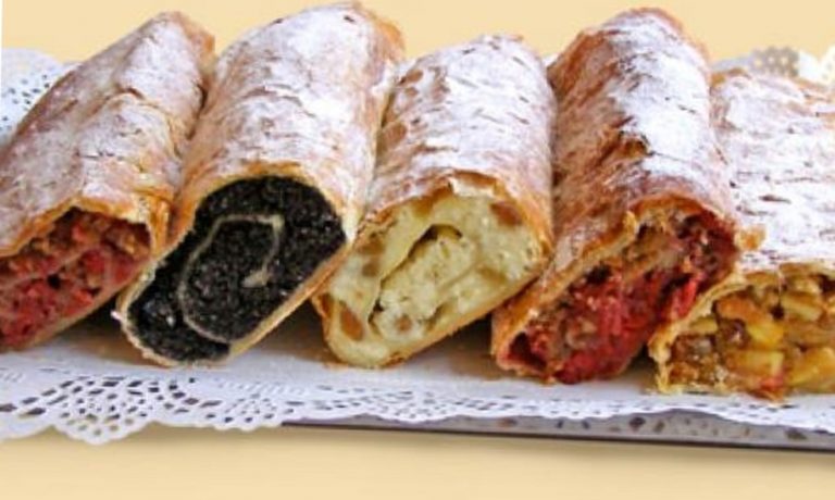 Венский штрудель с яблоками, маком, щавелем и бананами