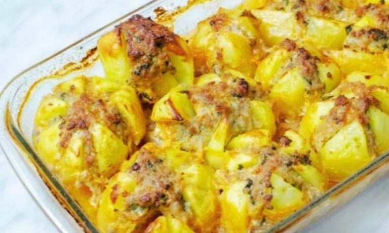 Картошка с фаршем и сырком — отличное блюдо, которым можно всех накормить