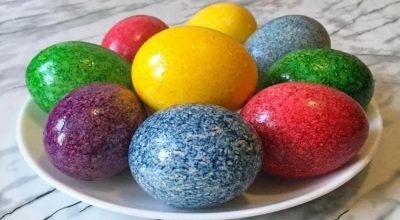 «Оригинально и просто»: как покрасить пасхальные яйца рисом