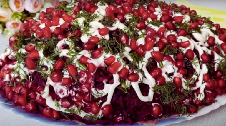 Праздничный слоенный салат. Вкусный, сытный и с кислинкой