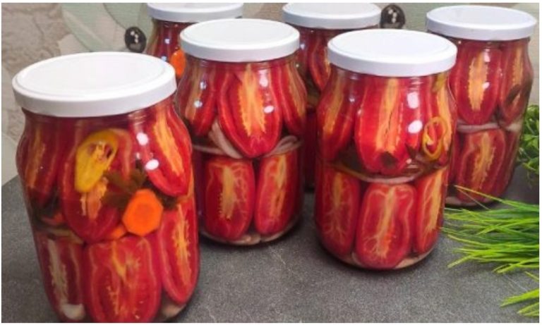 Моя подруга поделилась рецептом ну очень вкусных маринованных помидоров: третий год так закрываю, до весны съедаются сколько бы ни сделала