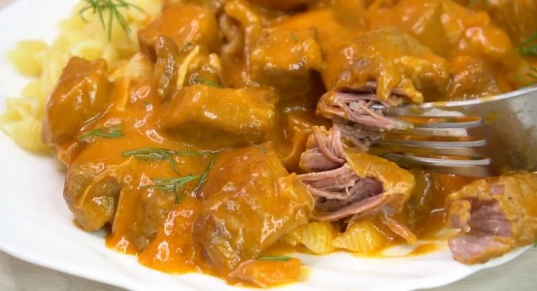 Мясная подлива: таким способом мясо получается очень мягким, при нажатии вилкой распадается на волокна