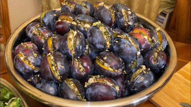 Маринованные сливы. Вкусный и красивый гарнир к любому мясу, который способен самое обычное блюдо превратить в изысканный деликатес.