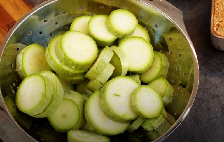 Едим с удовольствием всё лето и про мясо забыли: Кабачки в хрустящей шубе с шикарным соусом
