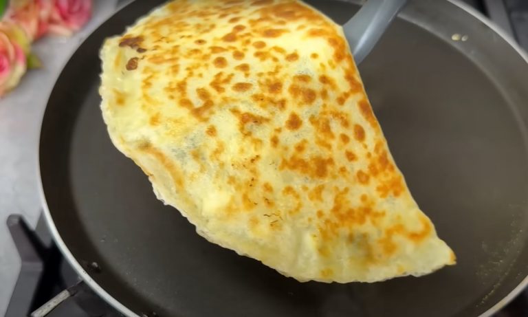 Вкусные ленивые «Чуду». Только мука и вода: тесто не раскатываю, а наливаю на сковороду