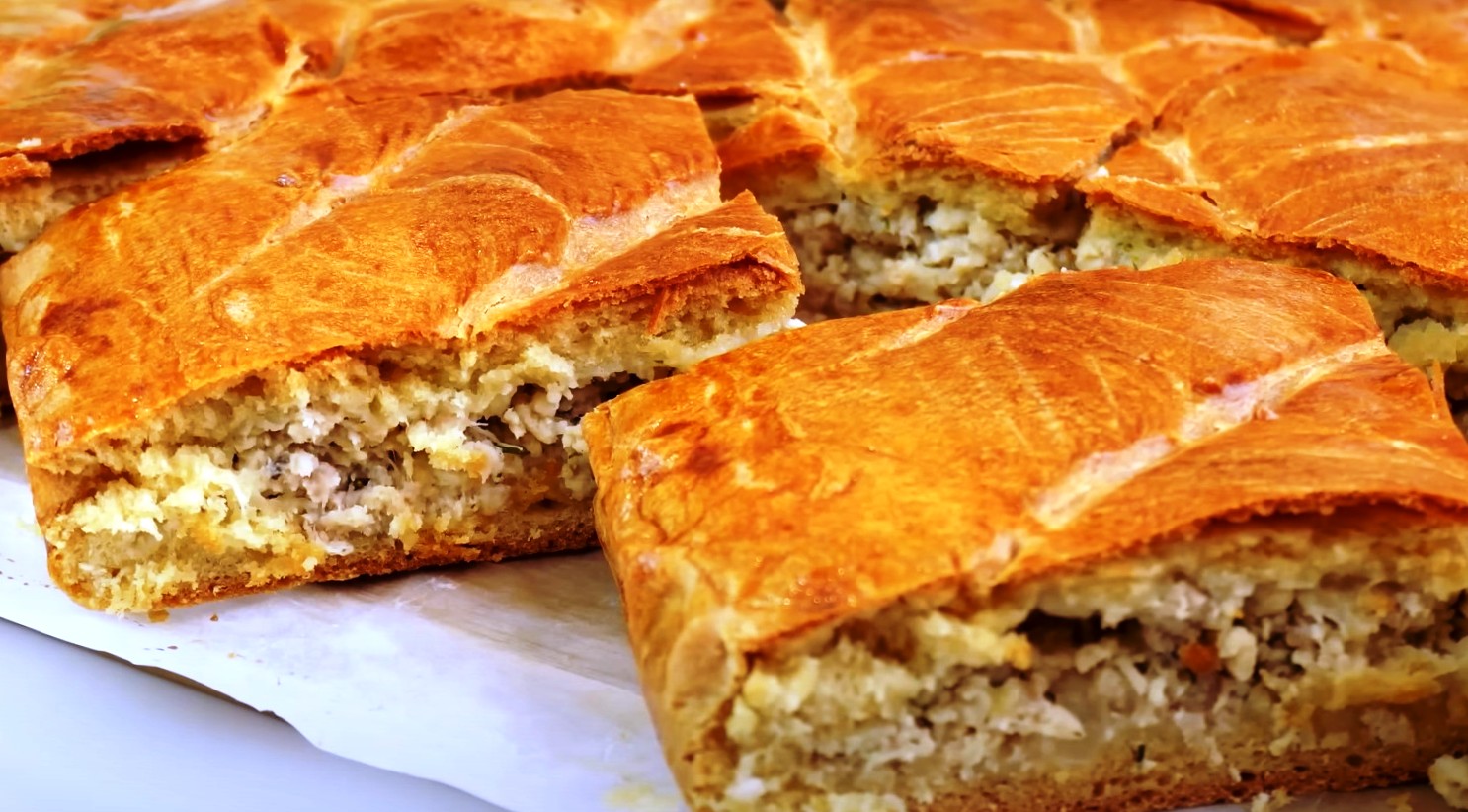 Зелено-желтый пирог с куриной начинкой