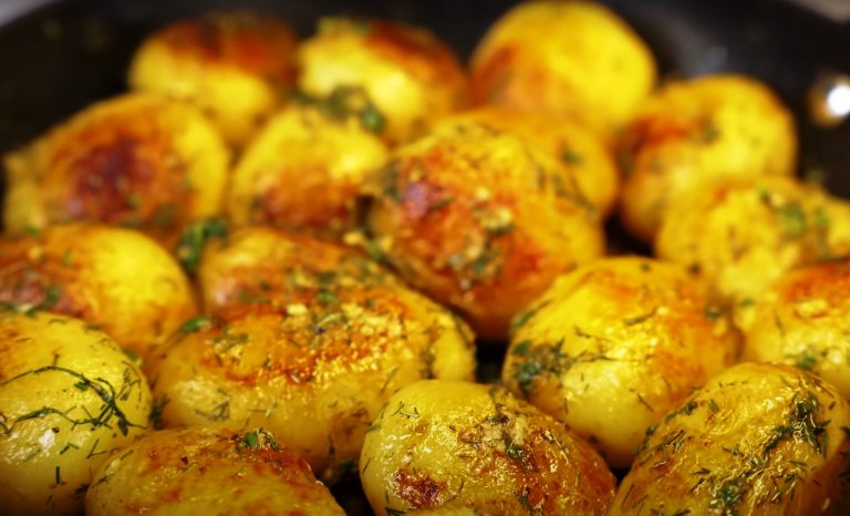 Молодая жареная картошка. Настолько вкусно, что вы влюбитесь в это блюдо: универсальный гарнир для любого праздничного стола