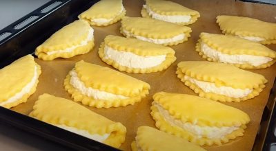 Готовятся из самых простых продуктов: как испечь сочни с творогом, которые будут нежнее, чем в дорогой кондитерской