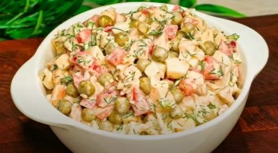 Салат с куриной грудкой, овощами и сыром