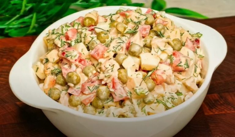 Салат с куриной грудкой, овощами и сыром